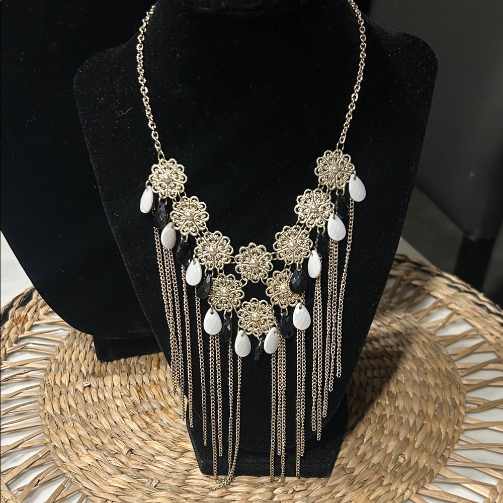 Elegant Gold and White Floral Necklace - Picture 6 of 7